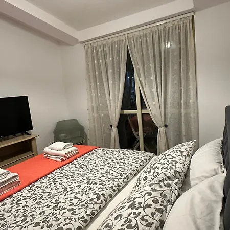 Teo's Apartment Golem (Tirana)